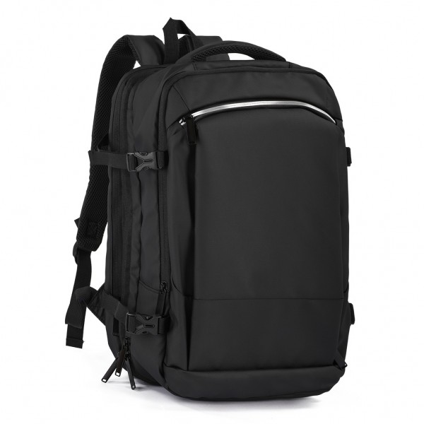 realizzato in elegante poliestere con rivestimento in PVC. Ampio scomparto principale che grazie alla sua particolare costruzione si può estendere in profondità per aumentare la capacità di carico. Ampio scomparto frontale con tasche interne, tasca frontale con chiusura a zip catarifrangente, scomparto sul retro imbottito per portatile e tablet con chiusura a zip. Schienale imbottito con materiale traspirante con tasca e cinta per consentire l
