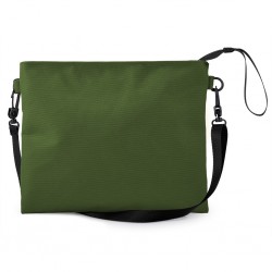 dal design lineare e giovanile, con tracolla regolabile e staccabile a mezzo moschettoni in plastica. Con chiusura a zip VM (verde militare)