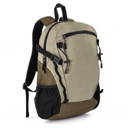 realizzato in poliestere di alta qualità, scomparto principale con chiusura a zip e con ampia tasca interna aperta, ampia tasca frontale con chiusura a zip, due tasche elastiche a rete laterali  portabottiglie. Schienale e spallacci imbottiti con materiale traspirante